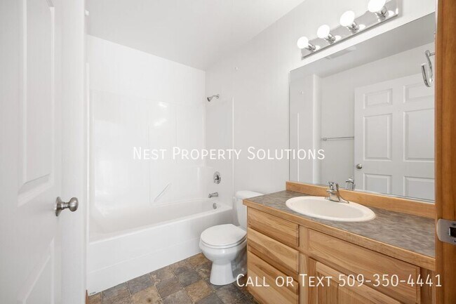 Building Photo - 807 Westshore Dr NE