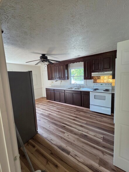 Kitchen - 8 N Fern Ave