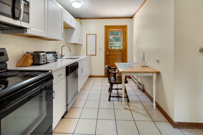 Building Photo - 176 Kendall Ave