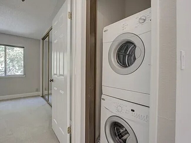 Building Photo - Outstanding 2BD/2BA Condo Near Pleasant Hill BART – Walnut Creek