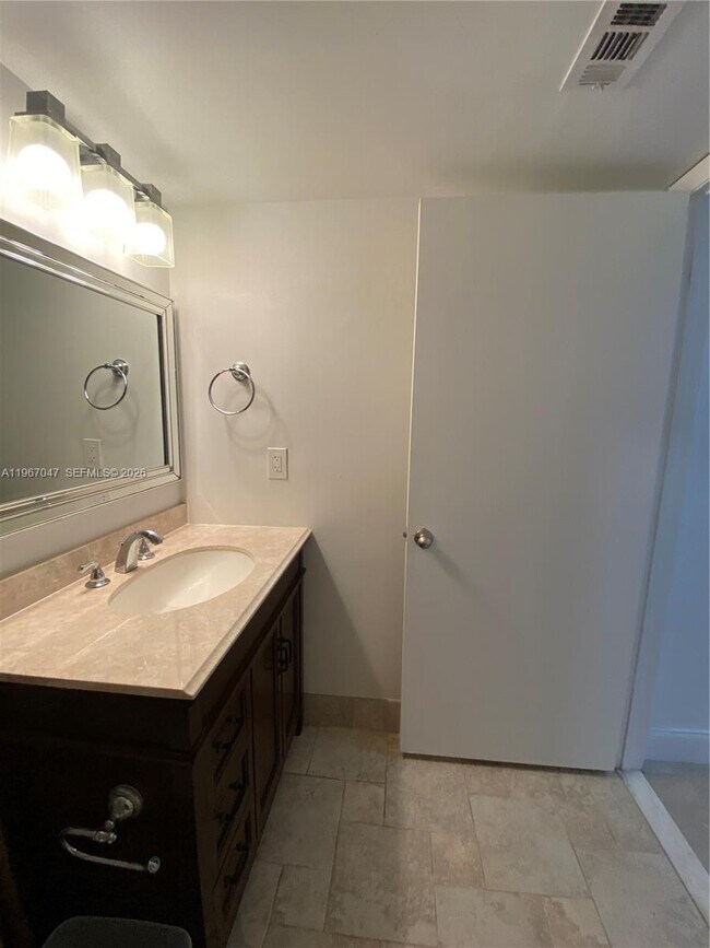 Building Photo - 2841 N Oakland Forest Dr