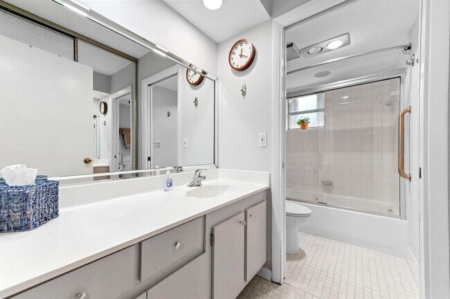 Building Photo - 6768 10th Ave N