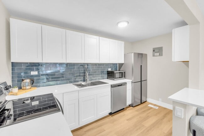 Building Photo - Fully Furnished Sunnyside Townhome | All-Inclusive | Flexible Stays