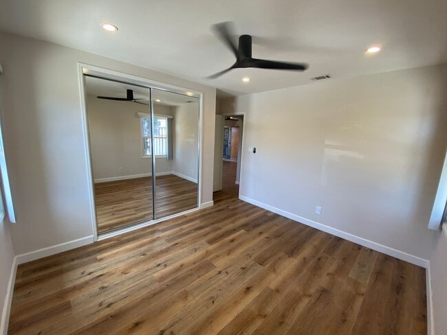 Building Photo - 2414 Monroe Ave