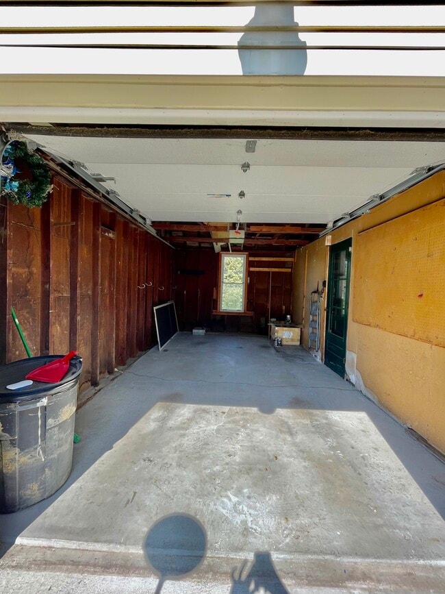 Building Photo - 613 Hickory Dr