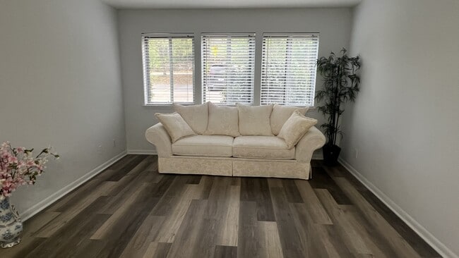 Building Photo - 3210 Orleans Dr