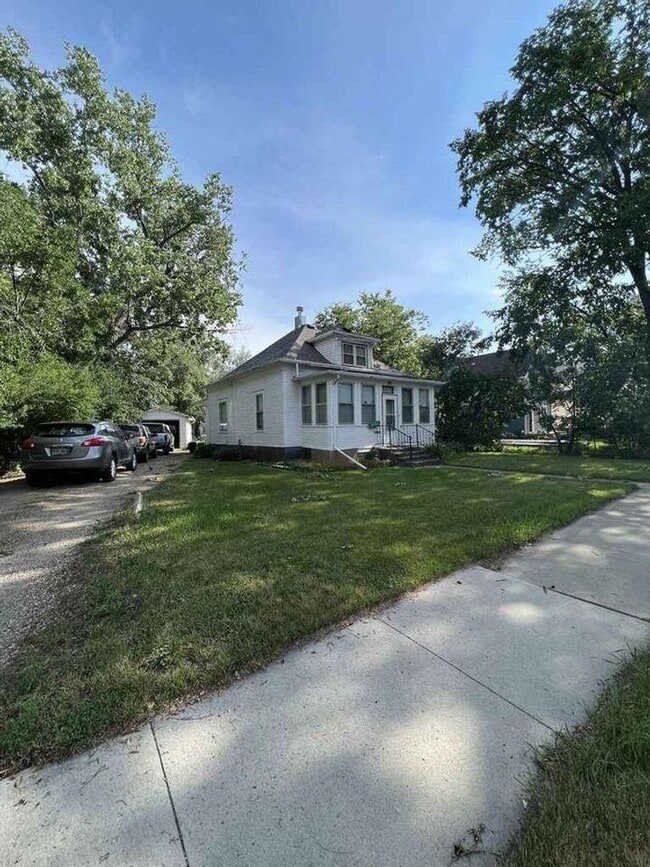 Building Photo - Fully furnished 3 bedroom 1 bathroom house!