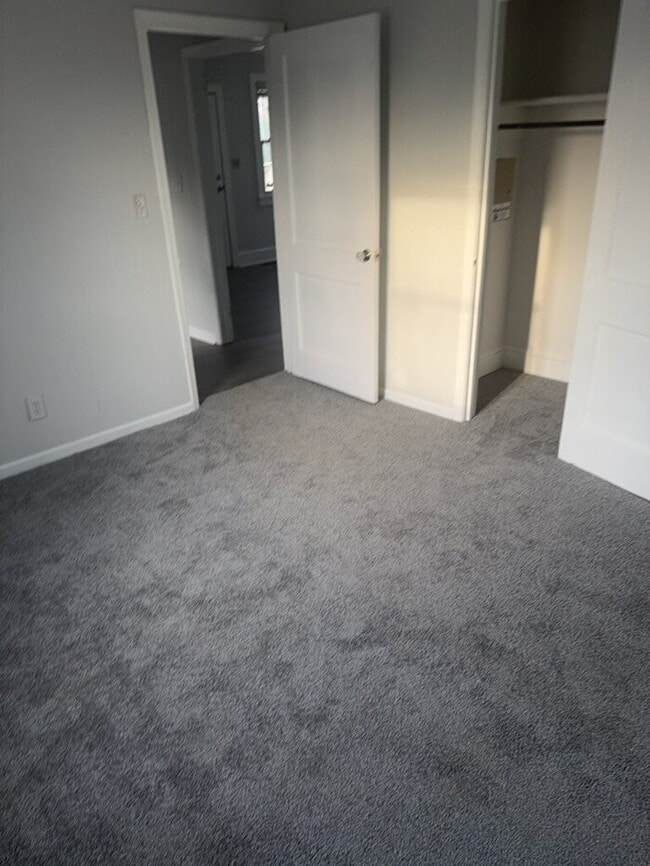 Building Photo - 420 Sims St