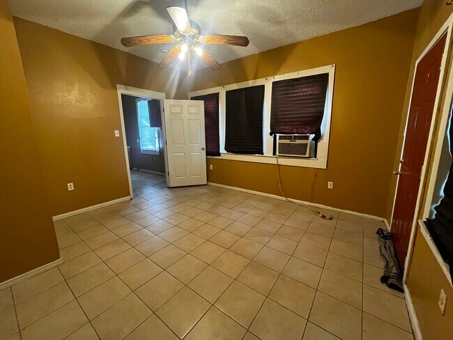 Building Photo - 2331 Saint Anthony St