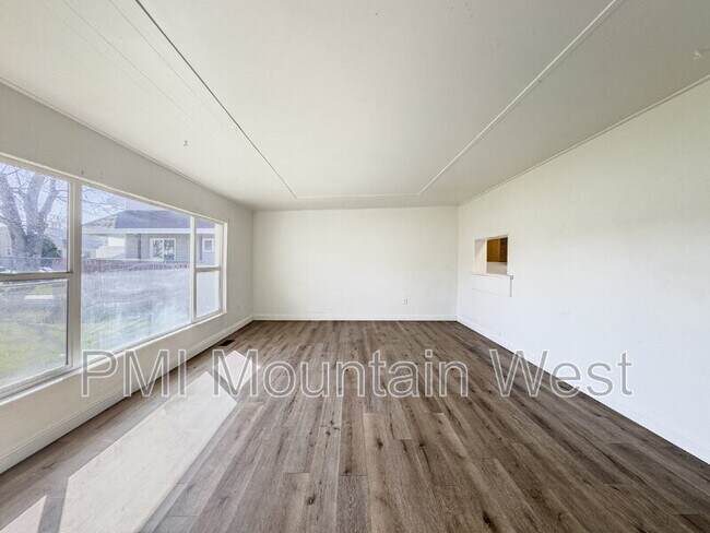 Building Photo - 450 W 200 N