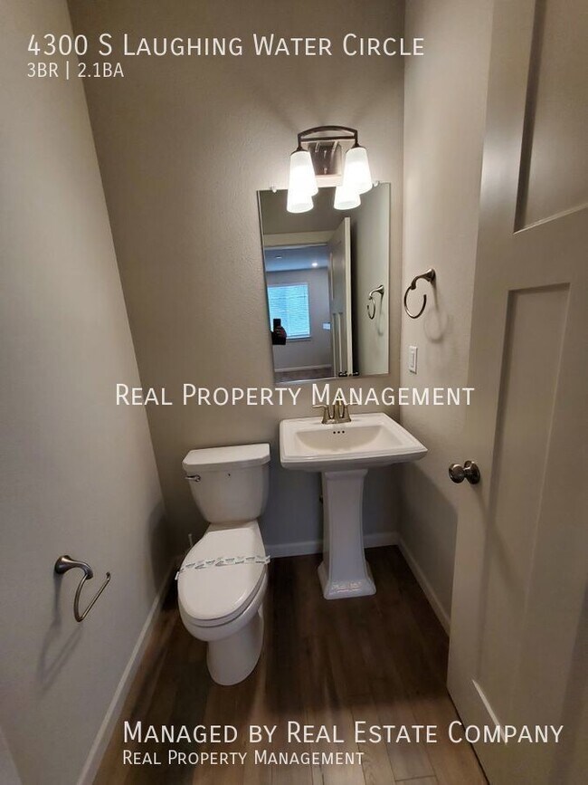 Building Photo - Modern Ridgefield Townhome with Two Car Ga...