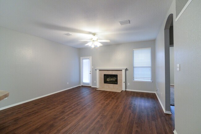 Building Photo - Adorable 3 bedroom with open floor plan!