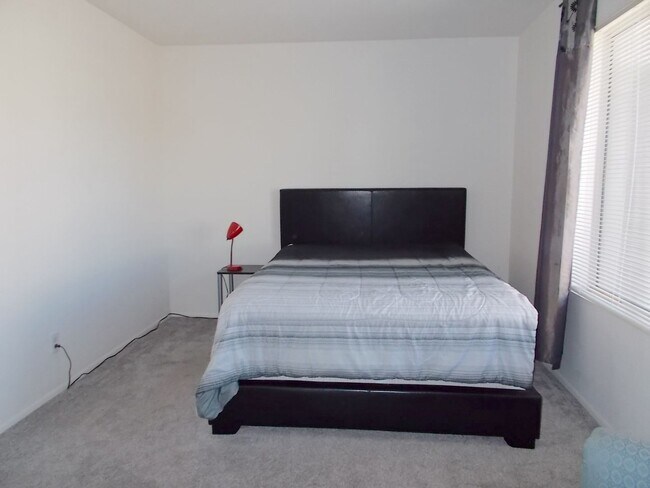 Building Photo - 2 Bed / 2 Bath Fully Furnished Condo – Top Floor Living!