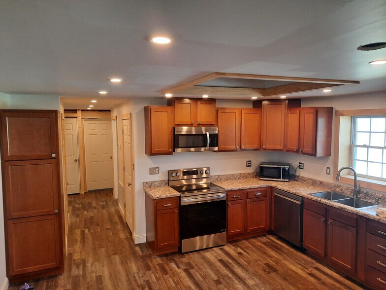 Building Photo - 247 Main St