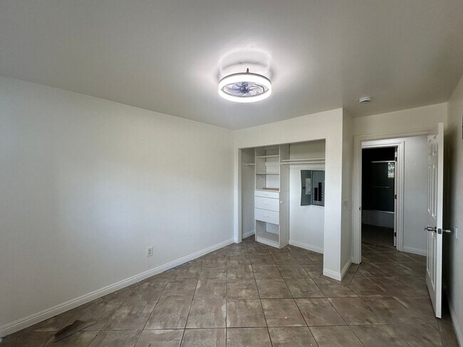 Building Photo - Available Now! 3 bed/ 2 bath condo