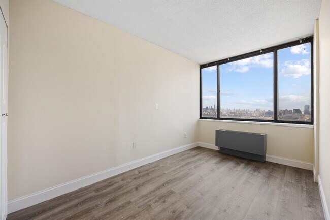 Building Photo - 45 River Dr S