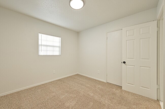 Building Photo - 2525 SE 47th St