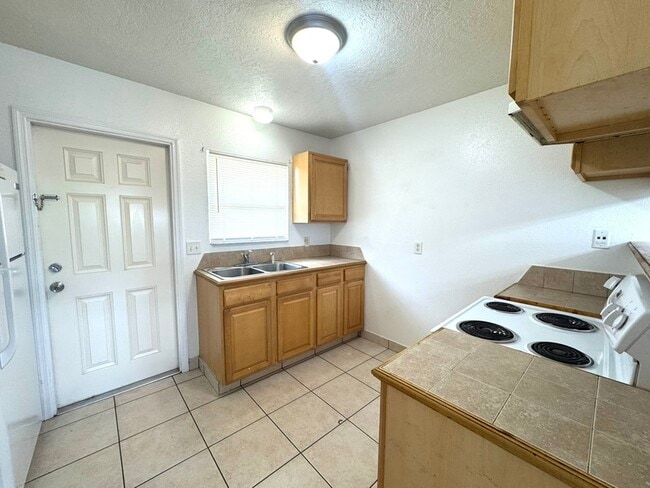 Building Photo - 212 E Cypress St