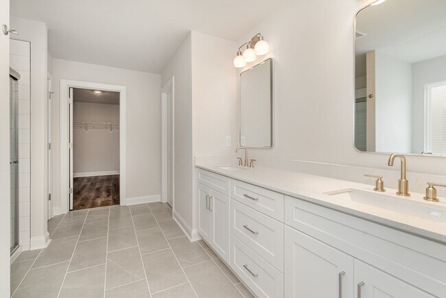 Building Photo - Beautiful 4BR 2.5BA Home w/ Full Appliance Kitchen • Garage Parking •