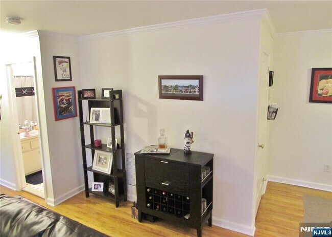Building Photo - 522 Maple Ave
