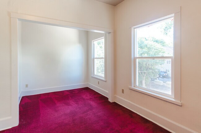 Building Photo - 315 NE Ash St