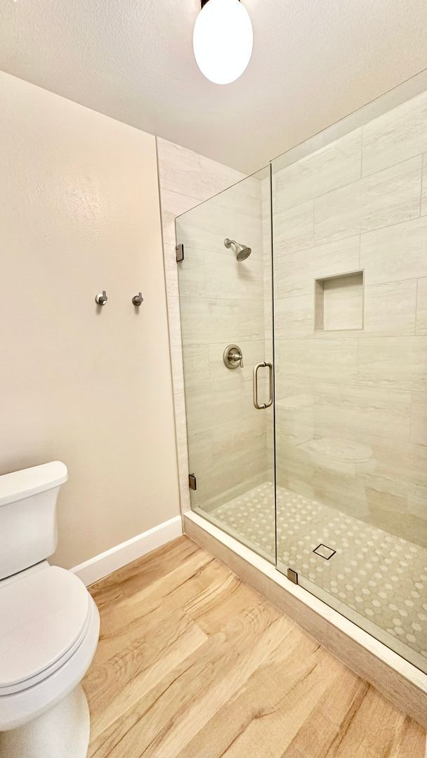Building Photo - Fully Remodeled Upper Unit Condo in the De...