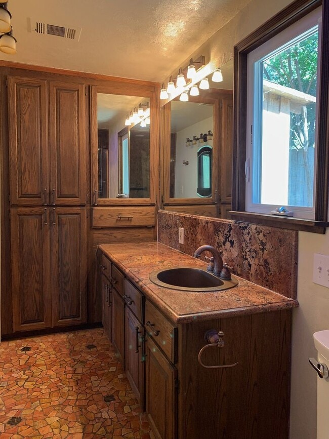 Building Photo - 2 Bedroom Country Home in Hollister