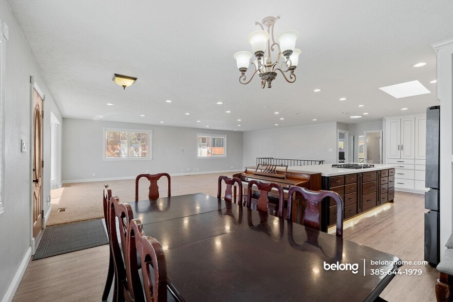 Building Photo - 428 200 E