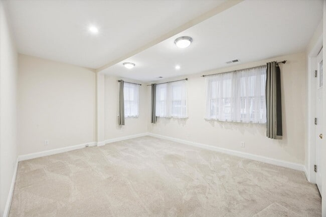 Building Photo - 6 Laurel Ave