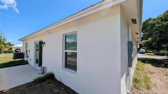 Building Photo - 4970 SE Jack Ave