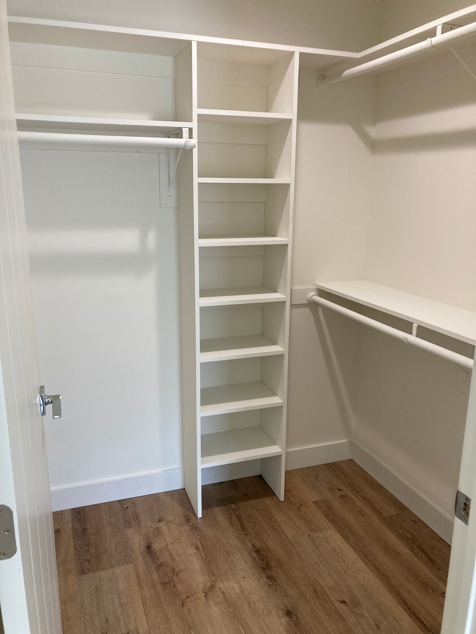 Building Photo - 648 N Serrano Ave