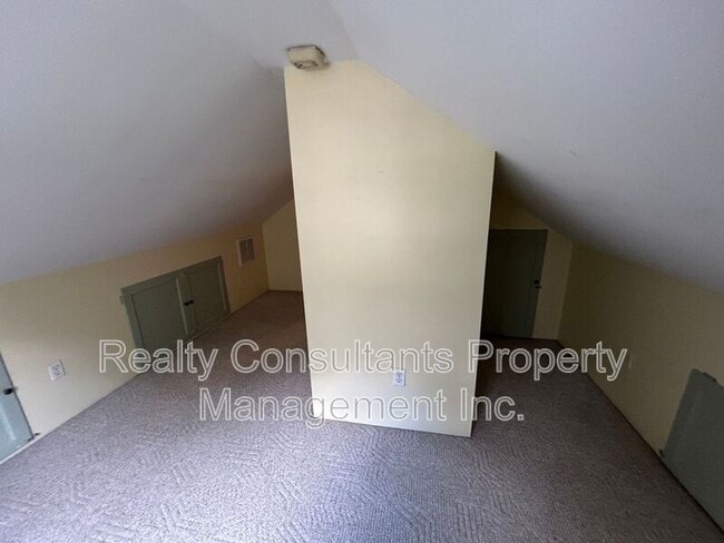 Building Photo - 2461 Lyndhurst Ave