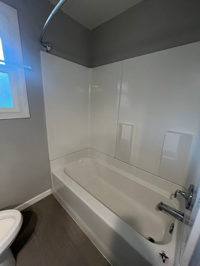 Building Photo - 2-Bedroom 1-Bathroom home off River Road