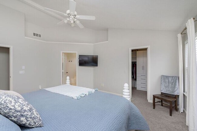 Building Photo - Beautiful updated home in West Carmel!