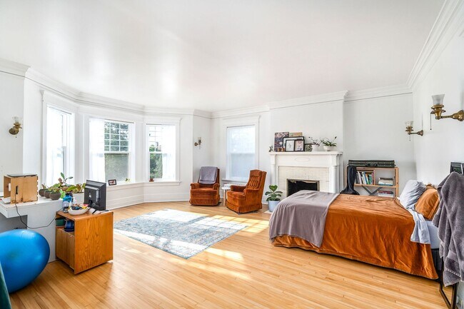 Building Photo - Beautiful 3 Bedroom/2 Bathroom SECOND Floor Apartment in East Duluth Mansion - AVAILABLE JUNE!