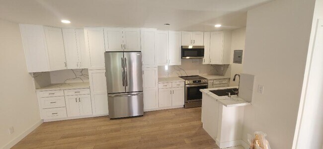 Building Photo - 2511 W Sunflower Ave