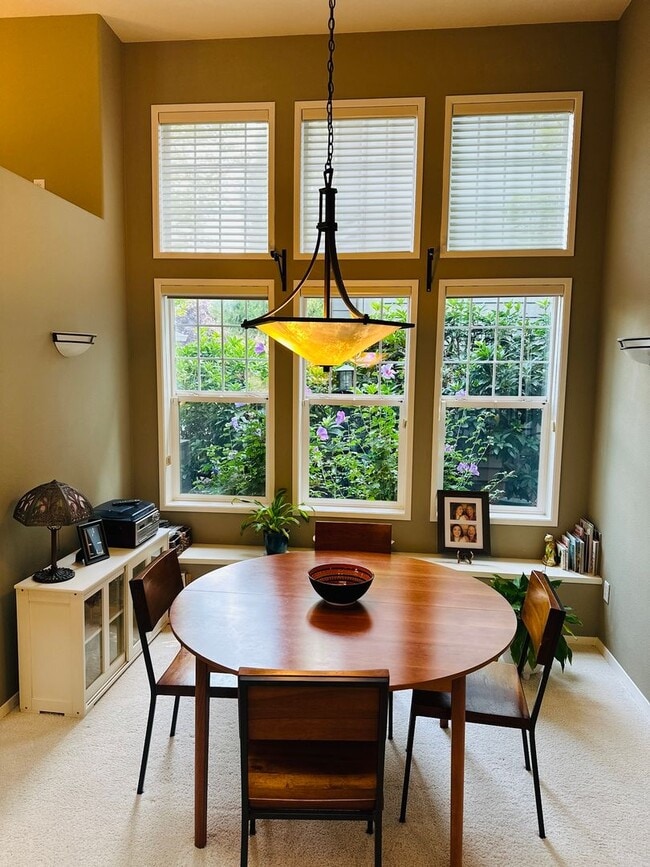 Building Photo - Charming Condo In the Center of Vancouver