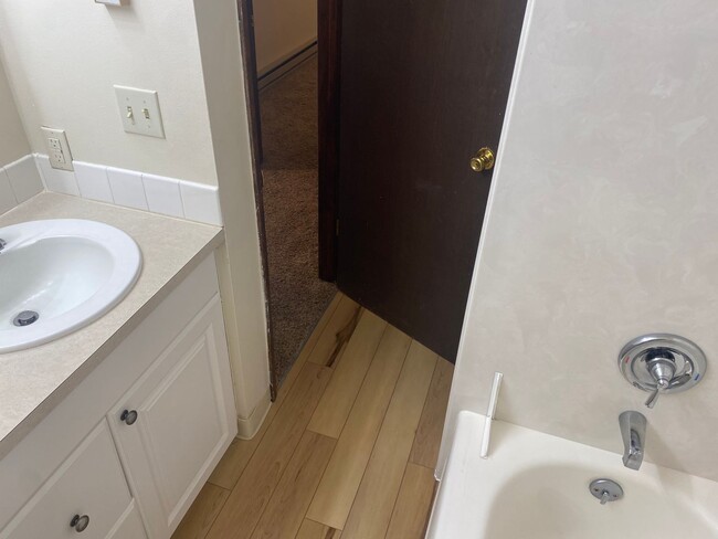 Building Photo - 3 bedroom 1.5 Bath Tandem Home!