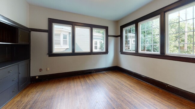 Building Photo - Affordable 6-Bedroom House Close to U of M...