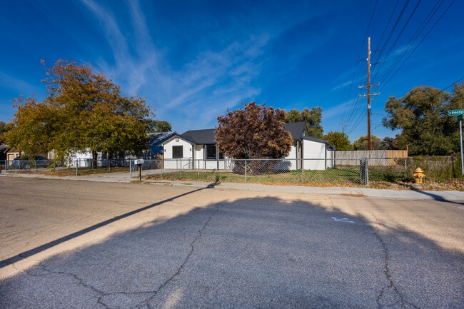 Building Photo - 924 E Georgia Ave