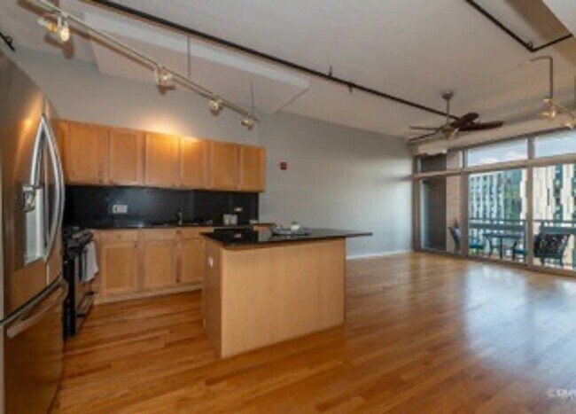 Building Photo - 933 W Van Buren St