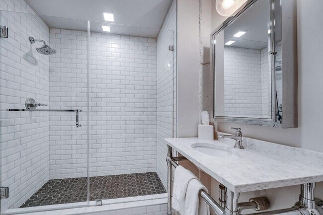 Building Photo - 505 E Travis St