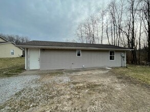 Building Photo - 2 bed/ 1 bath Single Family House