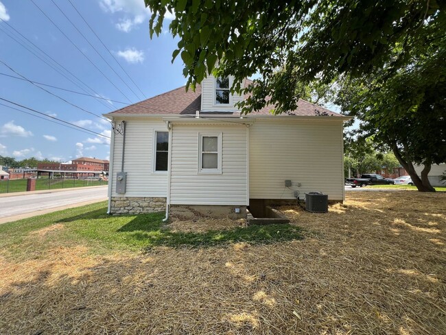 Building Photo - Newly Remodeled 2 Bed 1 Bath Home in Downt...