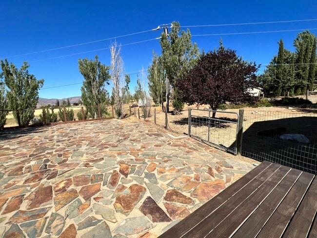 Building Photo - BEAUTIFUL Mountain Home