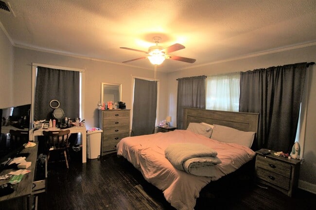 Building Photo - Coming Soon! 3 Bed 2 Bath Home! Large Corner Lot!