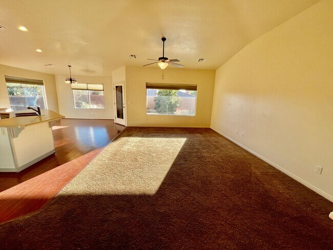 Building Photo - Pet Friendly Home in Green Valley