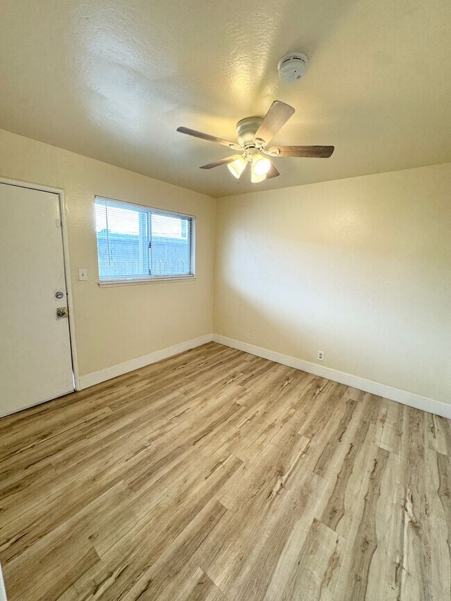 Building Photo - One Bedroom One Bath Apartment with Patio and Small Yard SEE VIDEO