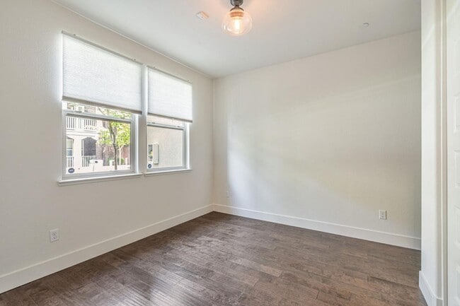 Building Photo - 457 Diller St