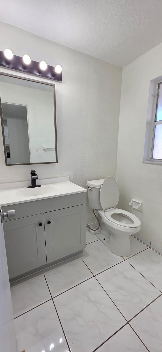 Building Photo - 5535 Lakewood Cir